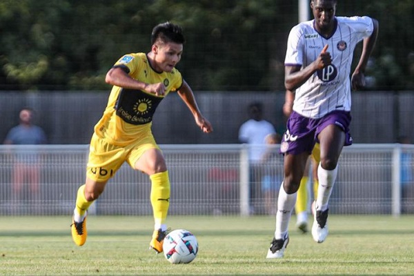 Quang Hải ghi dấu ấn mạnh mẽ trong trận đấu đầu tiên của Pau FC ở Ligue 2