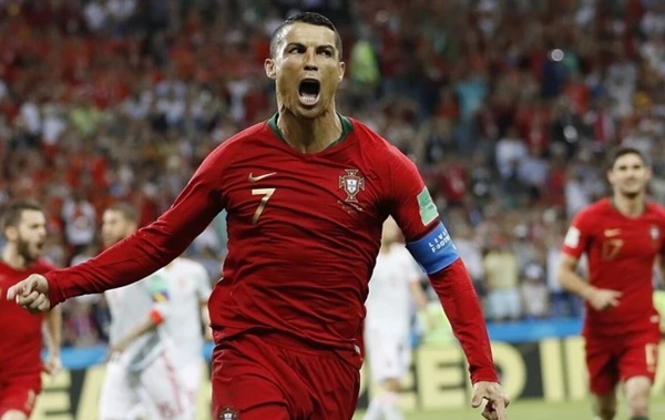 Ronaldo tiếp tục tạo ra kỷ lục nhờ cú đúp trước đội bóng kém Việt Nam 96 bậc