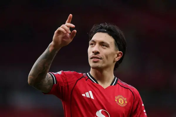 Lisandro Martinez nói gì về tác động của Michael Carrick sau chiến thắng Man City?